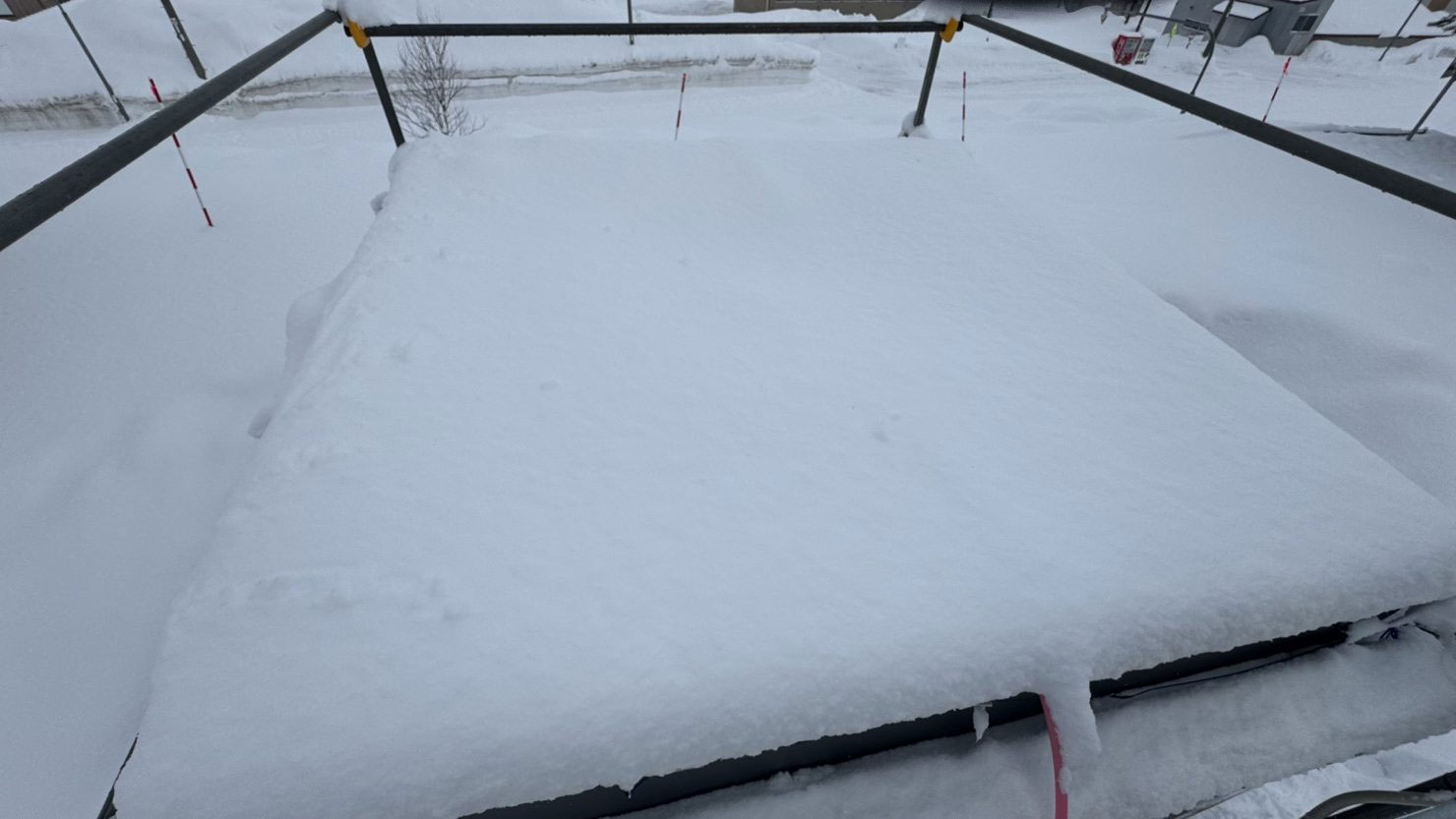 写真)屋根融雪前(積雪量20cm)