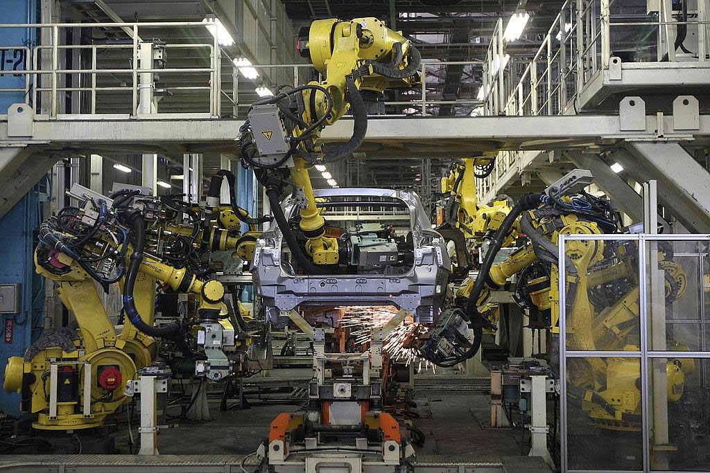 写真）自動車組み立てラインで稼働する溶接ロボット　2009年11月12日　日産自動車栃木工場