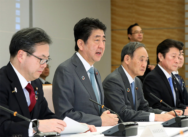 写真)第2回「再生可能エネルギー・水素等関係閣僚会議」に出席する安倍首相