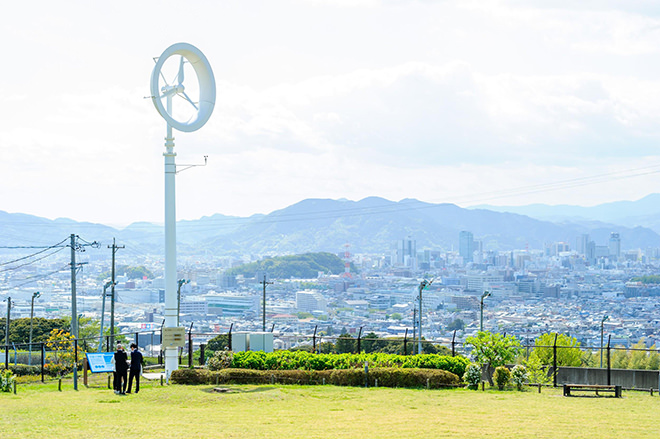 写真)風レンズ風車 左下にいるのが筆者