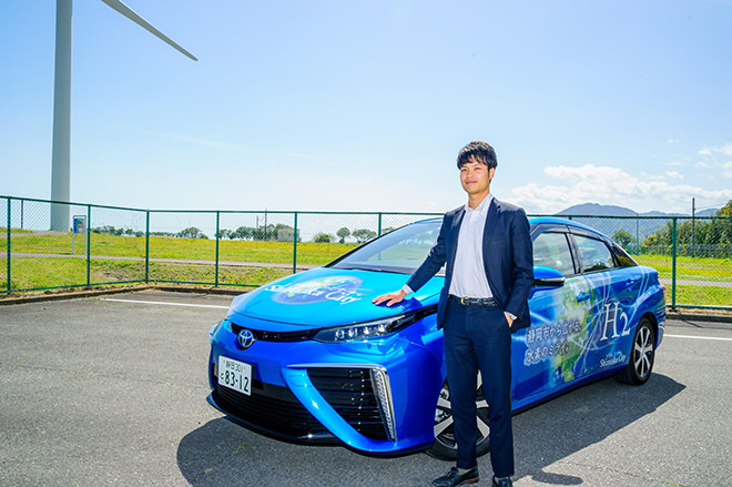 写真)静岡市役所環境局環境創造課 石川貴之さんと燃料電池自動車