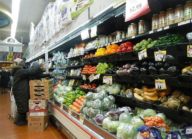 写真)マンハッタンのスーパーの野菜売り場
