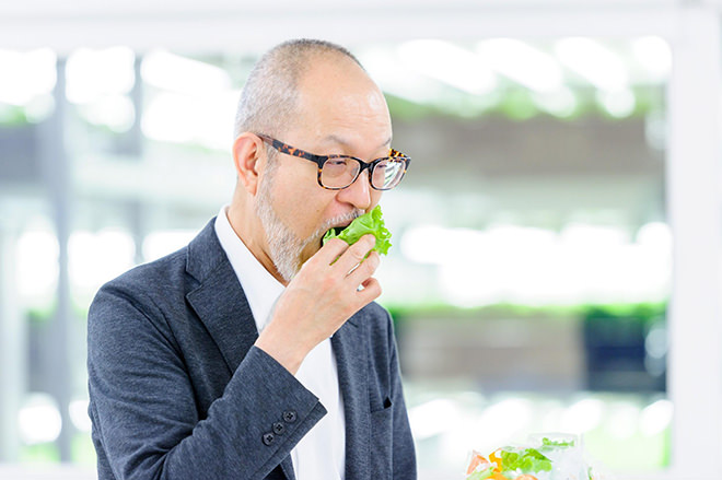 写真)亀岡プラントの『ベジタス』を食す筆者