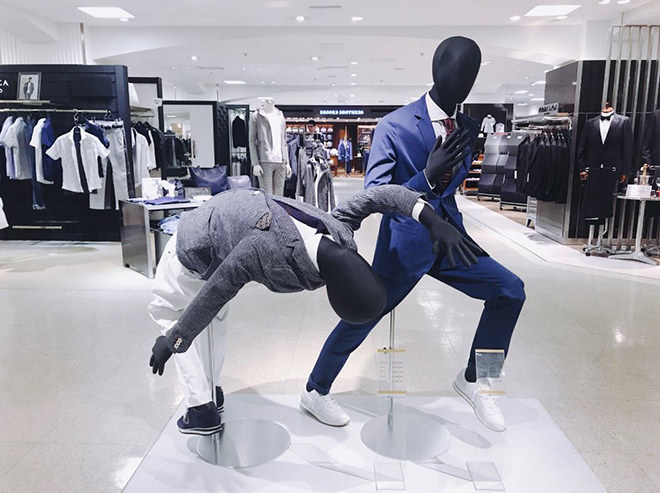 写真)日本百貨店協会がオススメする今年のクールビズファッション(左はオーバーヘッドキックをしようしている体勢)