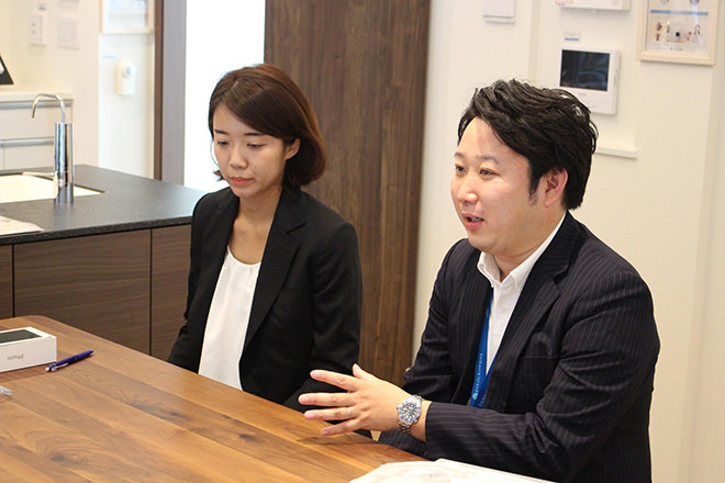 写真)三井不動産レジデンシャル 横浜支店開発室主事 宍戸優太さん(右)と伊藤桃子さん(左)