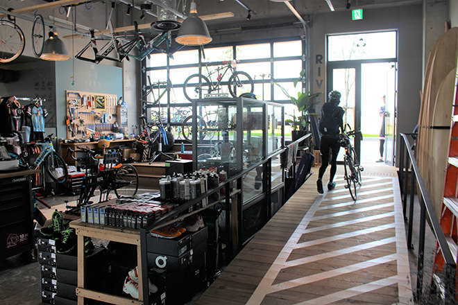 写真)TREX RIVER CAFEの一角にあるサイクルショップ