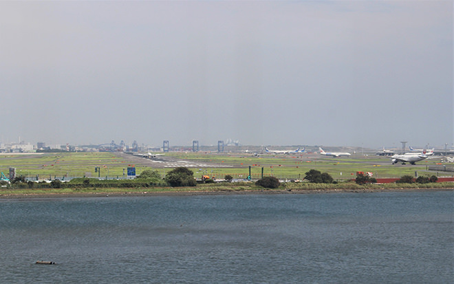 写真)羽田空港滑走路を目の前に臨む 5Fレストラン前のデッキにて