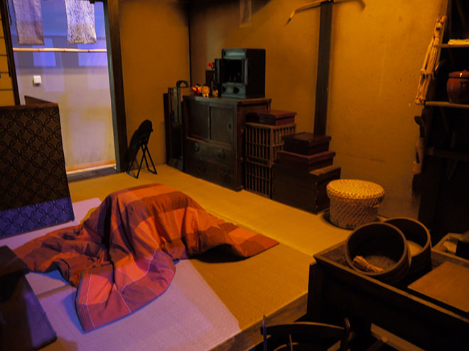 写真)江戸後期のこたつ(深川江戸資料館展示)