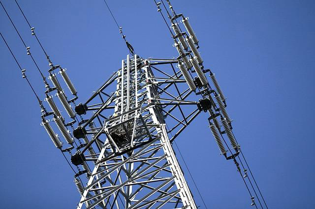 写真)送電線と送電線用碍子
