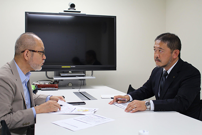 写真)筆者と浜潟純大氏