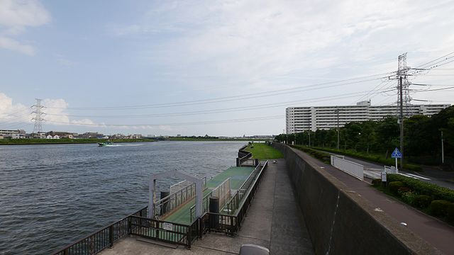 写真)クレーン船に切断された 275kV江東線(旧江戸川/東京都江東区)