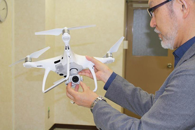 写真)実際のドローンと筆者