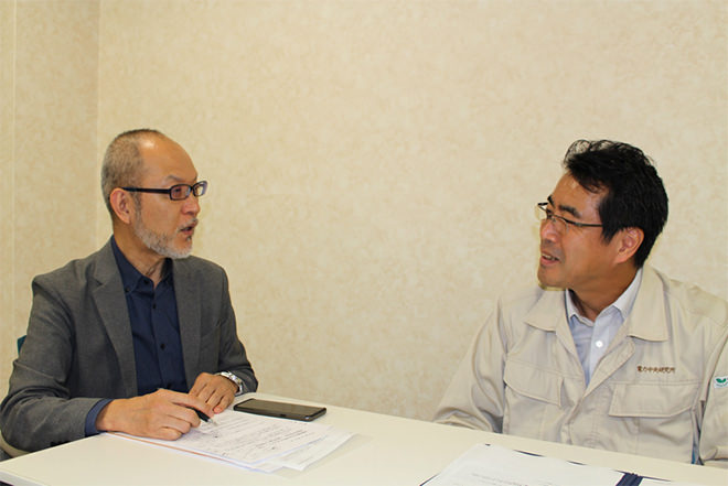 写真)筆者と中屋耕氏