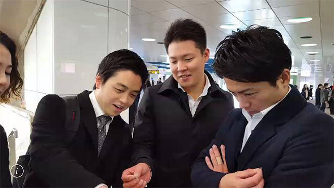 写真)街頭インタビュー