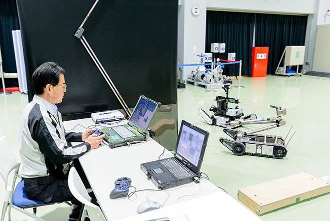 写真)ロボット操作のデモンストレーション(美浜原子力緊急事態支援センター)