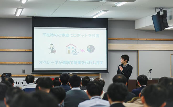 写真)プレゼンテーションするMira Robotics株式会社 松井健代表取締役CEO